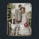 Ímã Feliz Natal | Foto de Natal<br><div class="desc">Este imã de Natal é perfeito para mostrar sua foto favorita de casamento. A frente tem cheio abrindo para sua foto e a palavra "Feliz" em uma fonte de script branco em negrito com opções para personalizar com seu sobrenome e ano.</div>