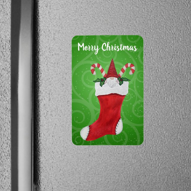 Ímã Feliz Natal Pequeno Gnomo Escambalando Sujeiras Ve (Red stocking with cute gnome candy canes on green swirled Merry Christmas magnet.)