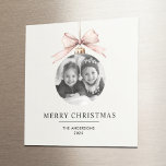 Imã Feliz Natal Personalizado com Foto<br><div class="desc">Comemore a temporada de festas com um toque de personalização usando este Feliz Natal Personalizado com o Magneto de presentes de fotos. Perfeito por dar ou adicionar charme festivo ao seu próprio espaço, este ímã permite-lhe personalizá-lo com uma foto e um nome queridos, criando um nome único para a família...</div>