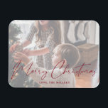 Ímã Feliz Natal Red Minimalist Photo Magnet<br><div class="desc">Mande um pouco de alegria de Natal que pode continuar durante o ano em uma geladeira ou superfície magnética com o seu feliz Natal Red Minimalist Photo Magnet.</div>