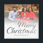 Imã Feliz Natal Silver Glitter Foto e Nome do CHEIO 2<br><div class="desc">Torne mais clara a porta da geladeira com este belo ímã de Natal Feliz. Personalize com sua foto e seu nome. O Feliz Natal está em uma falso cintilação prateada e fora de fundo branco. Veja nossa coleção de Natal para mais cores, incluindo opções de cintilação prateada, ouro, vermelho, branco...</div>