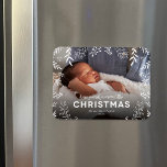 Ímã Feliz Pequena Foto da Sobreposição Botânica de Nat<br><div class="desc">Magnetos de fotos de Natal impressos personalizados com barato simples para personalização. Este na moda apresenta um simples design de camada de fotos com uma borda de galhos botânicos, folhas e galhos. A saudação diz "Tenha um Natal Feliz em uma mistura moderna de tipografia". Personalize-o com sua foto, nome, ano...</div>