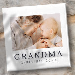 Imã Feriado de Foto Personalizada da Vovó Moderna e Si<br><div class="desc">Design é composto por tipografia quic moderna com sans serif e serif font. Adicione uma foto personalizada de vovó e ano.</div>