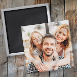 Imã Feriado de Fotografia da Família Chic Moderna de Q<br><div class="desc">Design é composto por tipografia quic moderna com sans serif e serif font. Adicione uma foto personalizada da família,  adicione o nome da família e o ano.</div>