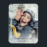 Ímã Feriado em Feliz simples e fotos brilhantes<br><div class="desc">Natal moderno e simples | Imagem fotográfica de Natal. Para uma personalização mais avançada deste design,  clique no BOTÃO FERRAMENTA DESIGN AZUL.</div>