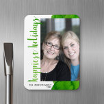Ímã Feriados mais felizes do moderno off center 1 foto<br><div class="desc">Verde natalino - Use uma foto vertical para fazer uma saudação de Natal feliz e única,  com um brilho de cor d'água alegre e brilhante. Este design tem um abstrato com elementos pintados e uma fonte manuscrita. Se precisar mover alguma coisa,  clique no botão personalizar para fazer alterações.</div>