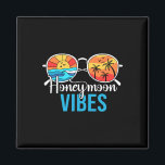 Imã Férias Casais de Honeymoon Vibes Noiva de Casament<br><div class="desc">Casais de Honeymoon Vibes Férias Noiva de Casamento</div>