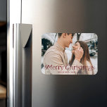 Ímã Fesitência Elegance Burgundy Feliz Foto de Natal<br><div class="desc">Um ímã de férias simples com sua foto horizontal de sangria de cheio com "Feliz Natal",  exibido em elegante cartaz burgundy. Personalize o ímã de fotos de Natal com seu nome de família e o ano.</div>