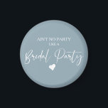 Imã Festa de caligrafia minimalista<br><div class="desc">Design apresenta um roteiro moderno de caligrafia fina com a frase Ain No Party Like a Bridal Party em um pano de fundo de cor azul-nuvem silenciado. Ideal para a festa de solteira e a noiva.</div>