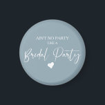 Imã Festa de caligrafia minimalista<br><div class="desc">Design apresenta um roteiro moderno de caligrafia fina com a frase Ain No Party Like a Bridal Party em um pano de fundo de cor azul-nuvem silenciado. Ideal para a festa de solteira e a noiva.</div>