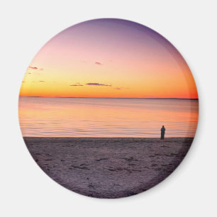 Imã Figura Solitária em Pé na Praia do Oceano Foto