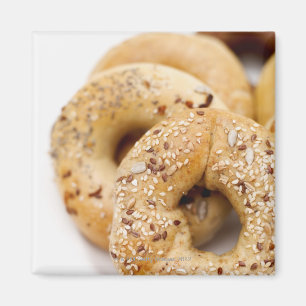 Imã Fim-acima de bagels assorted em uma placa