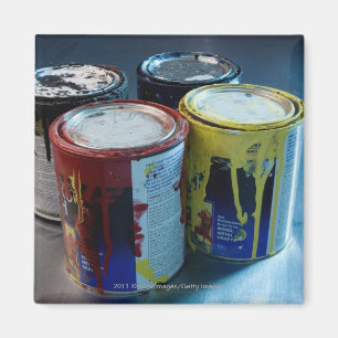 Imã Fim-acima de quatro latas da pintura