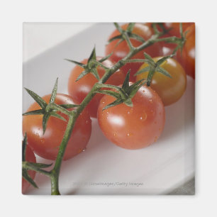 Imã Fim-acima dos tomates em uma bandeja