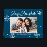 Ímã Flocos de neve brancos Blue Happy Hanukkah Foto<br><div class="desc">Feliz Hanukkah! Envie desejos calorosos à família e aos amigos com este imã esquisito de Hanukkah. Apresenta flocos de neve brancos e caligrafia moderna. Personalize este cartão de foto Hanukkah adicionando seus detalhes. Este ímã fotográfico Chanucá floco de neve está disponível em outras cores e estoque de papelão.</div>