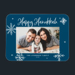 Ímã Flocos de neve brancos Blue Happy Hanukkah Foto<br><div class="desc">Feliz Hanukkah! Envie desejos calorosos à família e aos amigos com este imã esquisito de Hanukkah. Apresenta flocos de neve brancos e caligrafia moderna. Personalize este cartão de foto Hanukkah adicionando seus detalhes. Este ímã fotográfico Chanucá floco de neve está disponível em outras cores e estoque de papelão.</div>