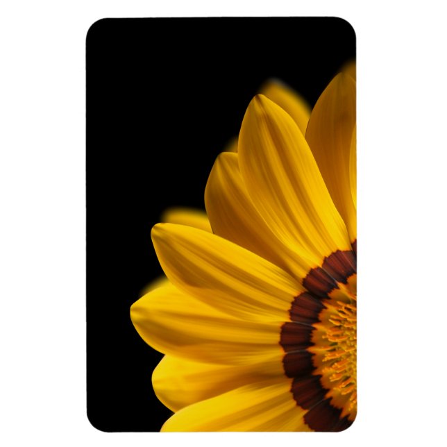 Ímã Flor amarela sobre fundo preto (Vertical)