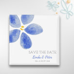 Imã Flor de aquarela Salve o ímã de casamento da data<br><div class="desc">Surpreenda seus futuros convidados de casamento com esta imã salve a data elegante e simples. Esta é uma maneira muito criativa de anunciar o seu noivado. Personalize o texto com suas próprias informações. Você pode personalizá-lo ainda mais se quiser alterar a fonte, sua cor ou tamanho. A flor foi pintada...</div>