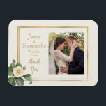 Ímã Floral Branco Simples | Foto personalizada Obrigad<br><div class="desc">Linda, simples e clássica. Esta ilustração botânica vintage de um solteiro, flor branca de Camellia, e folhagem, parece impressionante em relação a um fundo colorido creme. O texto está em um estilo de script, ouro colorido e definido dentro de um quadro elegante de efeito ouro. Todos se reunindo para formar...</div>