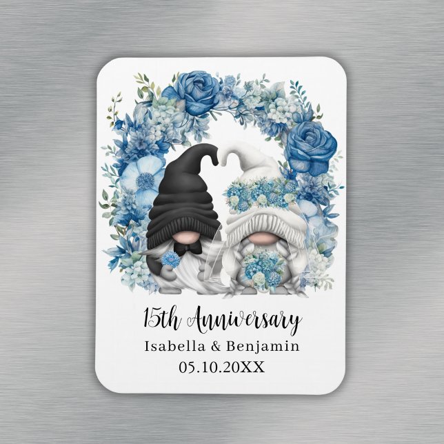Ímã Flores Azuis Personalizadas do Gnome Aniversário d (Custom Gnome Blue Flowers 15th Wedding Anniversary Magnet
)