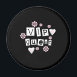 Imã Flores Convidadas VIP<br><div class="desc">Cartões Convidados VIP,  mousepads,  chaveiros e muito mais com texto branco e design de flores em fundo preto.</div>
