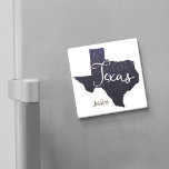 Imã Forma de Estado das Estrelas Noturnas do Texas<br><div class="desc">Assim como as estrelas à noite no Texas, esta forma de estado apresenta um estado azul-céu noturno com um borrão de estrelas brilhantes. Um design elegante e elegante com a palavra "Texas" cortado do centro. Perfeito para coordenar a decoração ou apenas uma maneira única e encantadora de mostrar seu amor...</div>