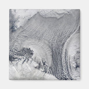 Imã Formações incomuns da nuvem sobre o mar de Baren