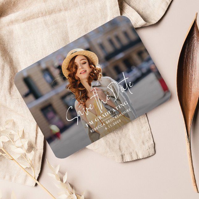 Ímã Formando Graduação de Fotos 2025 Salvar a Data (Graduation Photo Script Save the Date Announcement)