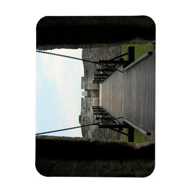 Ímã Forte na gustine da rua olhando do castelo (Vertical)