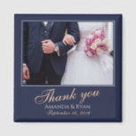 Imã Foto Azul Moderna Elegante Obrigado Casamento<br><div class="desc">Um imã de casamento favorito com uma foto de casamento, noiva, noiva e noivo e data de casamento. Personalize com sua foto de casamento e outros detalhes. O texto está em um script e o fundo é azul marinho escuro. Um obrigado elegante e na moda, seu imã, excelente como presente...</div>