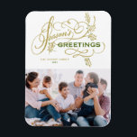 Ímã Foto da família Elegant Flourish Season's Saudaçõe<br><div class="desc">Saudações da temporada! Mande saudações calorosas nesta temporada com este personalizável ímã fotográfico de Saudações de Season. Ele apresenta uma escrita química com sotaque foliar. Personalize adicionando sua própria foto,  nome e mensagem. O ímã de saudações desta temporada elegante está disponível em outros estoques de papelão.</div>