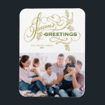 Ímã Foto da família Elegant Flourish Season's Saudaçõe<br><div class="desc">Saudações da temporada! Mande saudações calorosas nesta temporada com este personalizável ímã fotográfico de Saudações de Season. Ele apresenta uma escrita química com sotaque foliar. Personalize adicionando sua própria foto,  nome e mensagem. O ímã de saudações desta temporada elegante está disponível em outros estoques de papelão.</div>