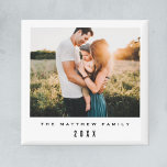 Imã Foto da família minimalista e moderna<br><div class="desc">Este simples e moderno ímã de fotos da família apresenta um lugar para você adicionar seus nomes e uma foto primária,  juntamente com o ano,  em uma bela tipografia da máquina de escrever. O presente minimalista perfeito para qualquer membro da família nesta época festiva!</div>