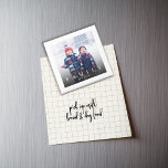 Imã Foto da família simples personalizada<br><div class="desc">Mostre suas memórias queridas com este ímã personalizado de modelo de foto da família, projetado com um nome personalizado simples e uma tipografia moderna para um toque pessoal elegante. Apresentando um estilo clássico minimalista, esta design de fotografia se mistura facilmente a qualquer espaço. Perfeito como um magnético de geladeira, ele...</div>