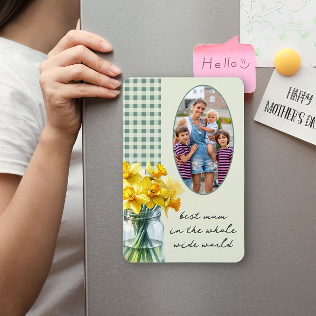 Ímã Foto da melhor Mãe, Gingham Verde e Daffodils no J (Fridge Magnet for the best Mum with photo, daffodils and editable wording - perfect for Mother's Day)