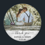 Imã Foto Da Tipografia Moderna De Casamento Obrigado<br><div class="desc">Este moderno ímã de fotos de tipografia fará o favor perfeito para o seu casamento! Personalize com a foto,  os nomes e a data de sua escolha. O texto é imposto sobre um fundo branco-claro.</div>