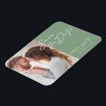 Ímã Foto da Tipografia Moderna Simples Salva A Data<br><div class="desc">Design elegante e moderno apresenta um script de tipografia Salvar a data e sua foto favorita contra um fundo verde sábio. Ideal para anunciar seu próximo casamento de uma forma moderna e minimalista. Personalize facilmente detalhes importantes e sua melhor foto de escolha.</div>