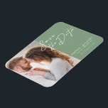 Ímã Foto da Tipografia Moderna Simples Salva A Data<br><div class="desc">Design elegante e moderno apresenta um script de tipografia Salvar a data e sua foto favorita contra um fundo verde sábio. Ideal para anunciar seu próximo casamento de uma forma moderna e minimalista. Personalize facilmente detalhes importantes e sua melhor foto de escolha.</div>