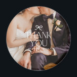 Imã Foto de Casamento com Laço Coquette de Agradecimen<br><div class="desc">Mostre sua gratidão da maneira mais elegante com o Ímã de Foto de Casamento com Laço Coquette de Agradecimento. Este ímã chic e sofisticado apresenta uma bela foto de casamento de você e seu parceiro, combinada com uma doce mensagem de "Obrigado" e um delicado design de laço coquette. É uma...</div>