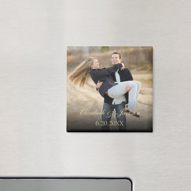 Imã Foto de Casamento Elegante de Caligrafia Dourada (Wedding Save the Date Magnet)