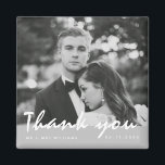 Imã Foto De Casamento Simples Obrigado A Favor Do Magn<br><div class="desc">Este obrigado de fotos do casamento moderno que você prefere imãs foi projetado para sua foto de casamento preto e branco. Personalize com sua foto, nomes, data de casamento e email para a família e amigos. Uma maneira excelente de dizer obrigado e dar-lhes uma guarida do seu casamento... eles vão...</div>
