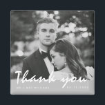 Imã Foto De Casamento Simples Obrigado A Favor Do Magn<br><div class="desc">Este obrigado de fotos do casamento moderno que você prefere imãs foi projetado para sua foto de casamento preto e branco. Personalize com sua foto, nomes, data de casamento e email para a família e amigos. Uma maneira excelente de dizer obrigado e dar-lhes uma guarida do seu casamento... eles vão...</div>