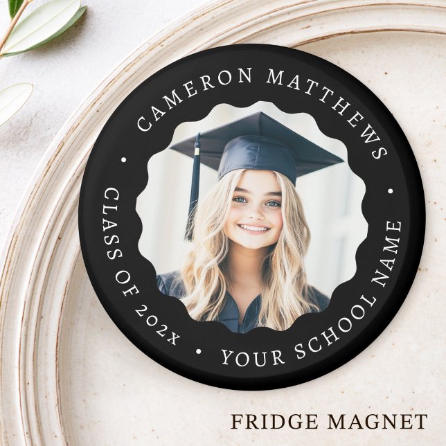 Imã Foto de graduado com borda ondulada preta graduaçã (Graduate photo black wavy border graduation magnet)