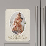 Ímã Foto de Natal Feliz e Oval<br><div class="desc">Imagem romântica e elegante da cozinha de fotos de feriado apresentando um roteiro 'Feliz Natal' com pinecone twigs em um fundo falso de tela de desenho. Para uma personalização mais avançada deste design, clique no BOTÃO DE FERRAMENTAS DESIGN acima!</div>