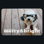 Ímã Foto de Natal Horizontal feliz e Brilhante<br><div class="desc">Que seus dias sejam felizes e brilhantes. Uma figura de cheio de paisagem é incluída na frente. Um design de feriado simples e na moda que destaca suas fotos. Se tiver algum problema com as suas imagens ou texto, clique no botão personalizar e poderá mover as coisas e fazer alterações....</div>