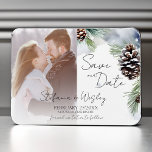 Ímã Foto de pinheiro de neve com aquarela de inverno s<br><div class="desc">Foto de pinheiro de neve com aquarela de inverno,  salve o ímã editável de data. Pinhões de neve com pínus cones mudaram cores nórdicas de inverno</div>