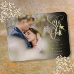 Ímã Foto de Script Dourado Elegante Moderno Salva a Da<br><div class="desc">Esta elegante fotografia chic salva a data que o cartão magnético apresenta sua foto especial e um guião decorativo em ouro salvando a data acima de seus nomes,  data e local. Projetado por Thisnotme©</div>