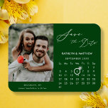 Ímã Foto de Script Elegante Verde Moderno Salva a Data<br><div class="desc">Imagem Elegante do Script Elegante de Plano de Fundo Moderno ‘Salvar a Data’ com Calendário Personalizado com uma bela Foto. Diga a sua família, amigos e colegas que você marcou uma data para sua celebração de casamento com este magnata elegante. Para mover o marcador Ring > clicar em azul ‘Personalizar’...</div>