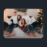 Ímã Foto de Script Moderno Feliz Natal<br><div class="desc">Mande um pouco de alegria de Natal que pode continuar durante o ano em uma geladeira ou superfície magnética com o seu feliz Natal Moderno Imagem de Foto.</div>