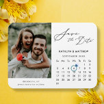 Ímã Foto de Script Preto Simples Salvar o Calendário d<br><div class="desc">Escrito Elegante preto minimalista "Salvar a Data" com um calendário personalizado com uma bela foto. Diga a sua família, amigos e colegas que você marcou uma data para sua celebração de casamento com este magnata elegante. Para mover o marcador Ring > clicar em azul ‘Personalizar’ > rolar para baixo >...</div>